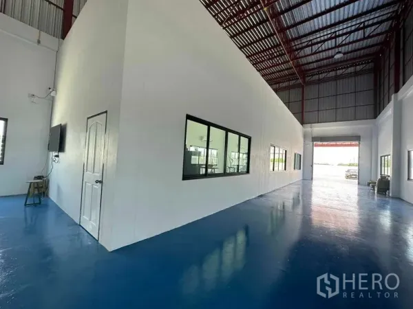 คลังสินค้า ขายในKhlong Luang, Pathum Thani - ภายในโกดังพื้นที่กว้าง เพดานสูงโครงเหล็กสีแดงและพื้นอีพ็อกซี่สีน้ำเงิน