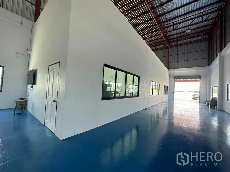 คลังสินค้า ขายในKhlong Luang, Pathum Thani - ภายในโกดังพื้นที่กว้าง เพดานสูงโครงเหล็กสีแดงและพื้นอีพ็อกซี่สีน้ำเงิน