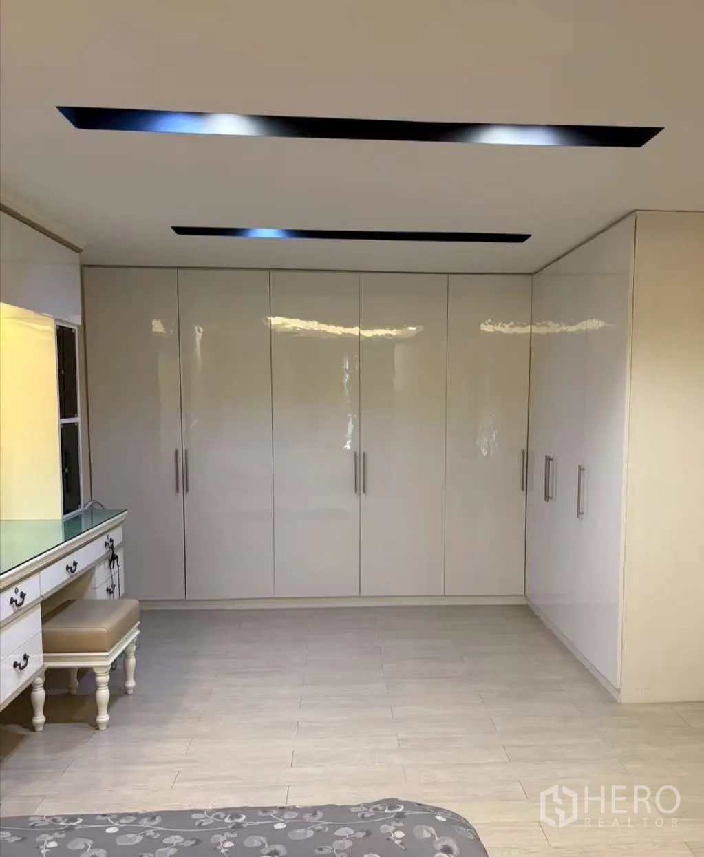 联排别墅 for rent in Pathum Wan, Bangkok - 大卧室，整面白色衣柜与梳妆台。