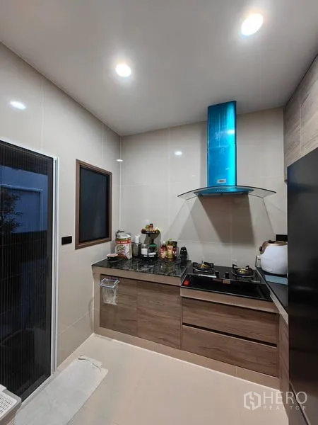 独立式住宅 出租在Bang Kapi, Bangkok - 泰式厨房另一角，蓝色烟机与采光窗