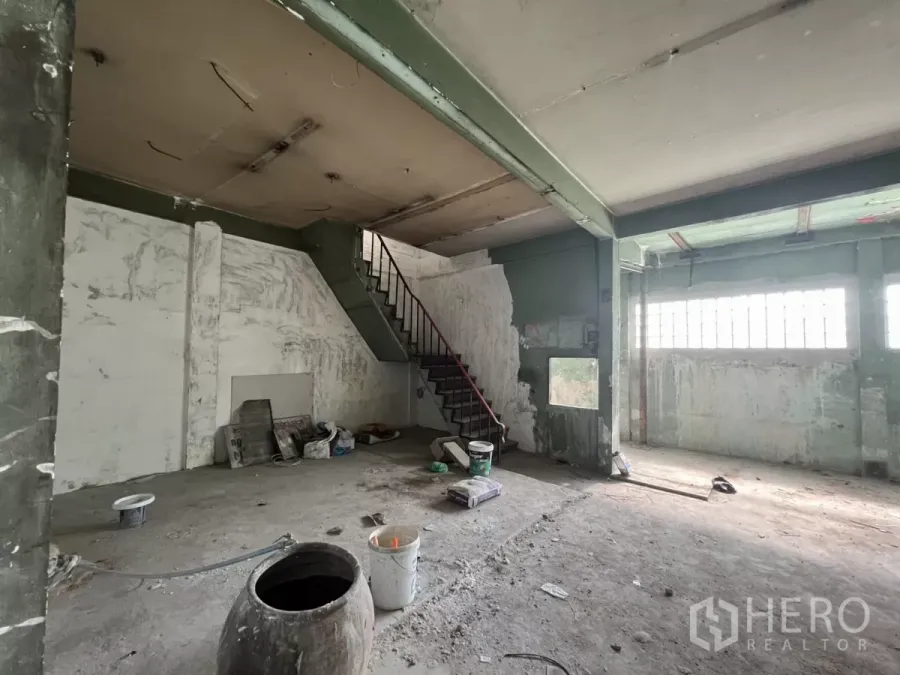 店屋 出售在Suan Luang, Bangkok - 一层毛坯空间，钢制楼梯与挑高天花。