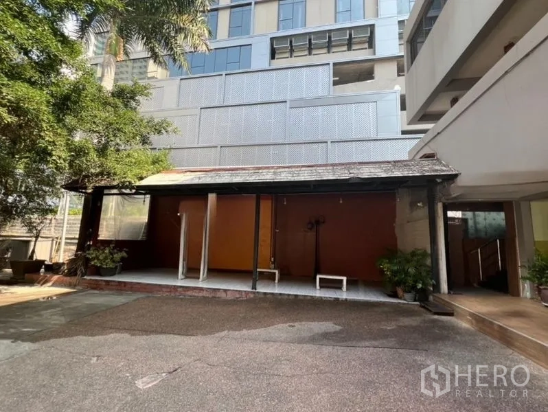 零售空间 出租或出售在Khlong Toei, Bangkok - 露天有顶平台/小舞台，毗邻停车区。