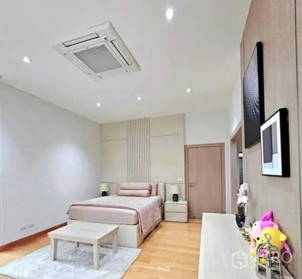 บ้าน ขายในKhlong Sam Wa, Bangkok - ห้องนอนมาสเตอร์สว่าง ตกแต่งหัวเตียงบิลท์อิน ไฟดาวน์ไลท์ พื้นไม้ และแอร์ฝังฝ้า ในบ้านเดี่ยว คลองสามวา กรุงเทพฯ