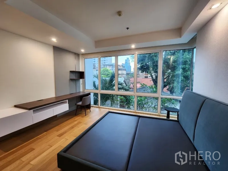 公寓 出租在Khlong Toei, Bangkok - 卧室设全景窗、内置书桌与平台床架