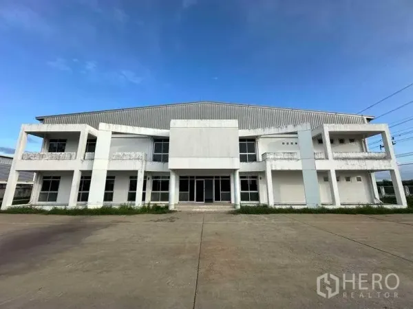 工厂 出租在Khlong Luang, Pathum Thani - 大型厂房正面立面，柱式入口与宽阔停车/卸货广场。