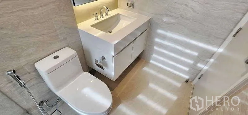 คอนโด ให้เช่า - ห้องน้ำรับแขกสว่างสดใส พร้อมอ่างล้างหน้า สีขาวและโถสุขภัณฑ์
