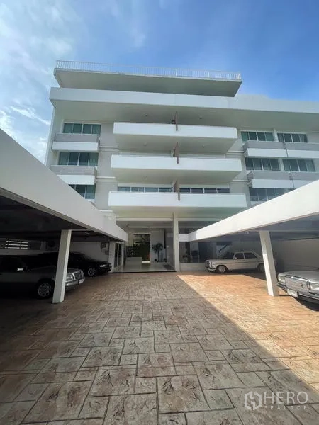 อพาร์ทเมนท์ ให้เช่าในKhlong Toei, Bangkok - อาคารอพาร์ตเมนต์โลว์ไรส์พร้อมที่จอดรถมีหลังคาในย่านพระโขนง กรุงเทพฯ ใต้ท้องฟ้าสดใส