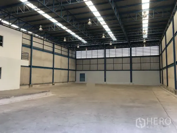 คลังสินค้า ให้เช่าในBang Phli, Samut Prakan - ฮอลล์เก็บสินค้ากว้าง มีไฟไฮเบย์ ช่องระบายอากาศ และช่วงเสากว้างไร้สิ่งกีดขวาง