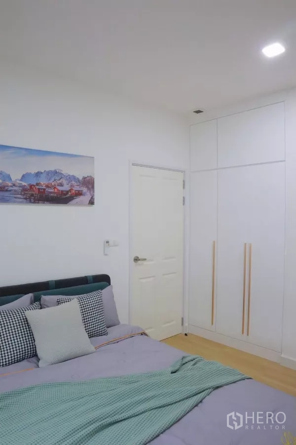 Detached House for rent in Bang Phli, Samut Prakan - Guest bedroom angle showing built-in wardrobe and white door.