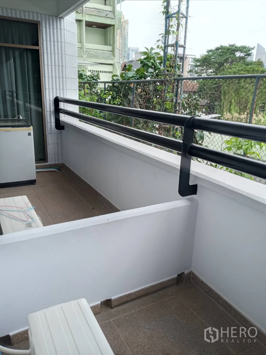 อพาร์ทเมนท์ ให้เช่าในWatthana, Bangkok - ระเบียงยาวพร้อมราวกั้น เครื่องคอนเดนซิ่งแอร์ และวิวรอบอาคาร