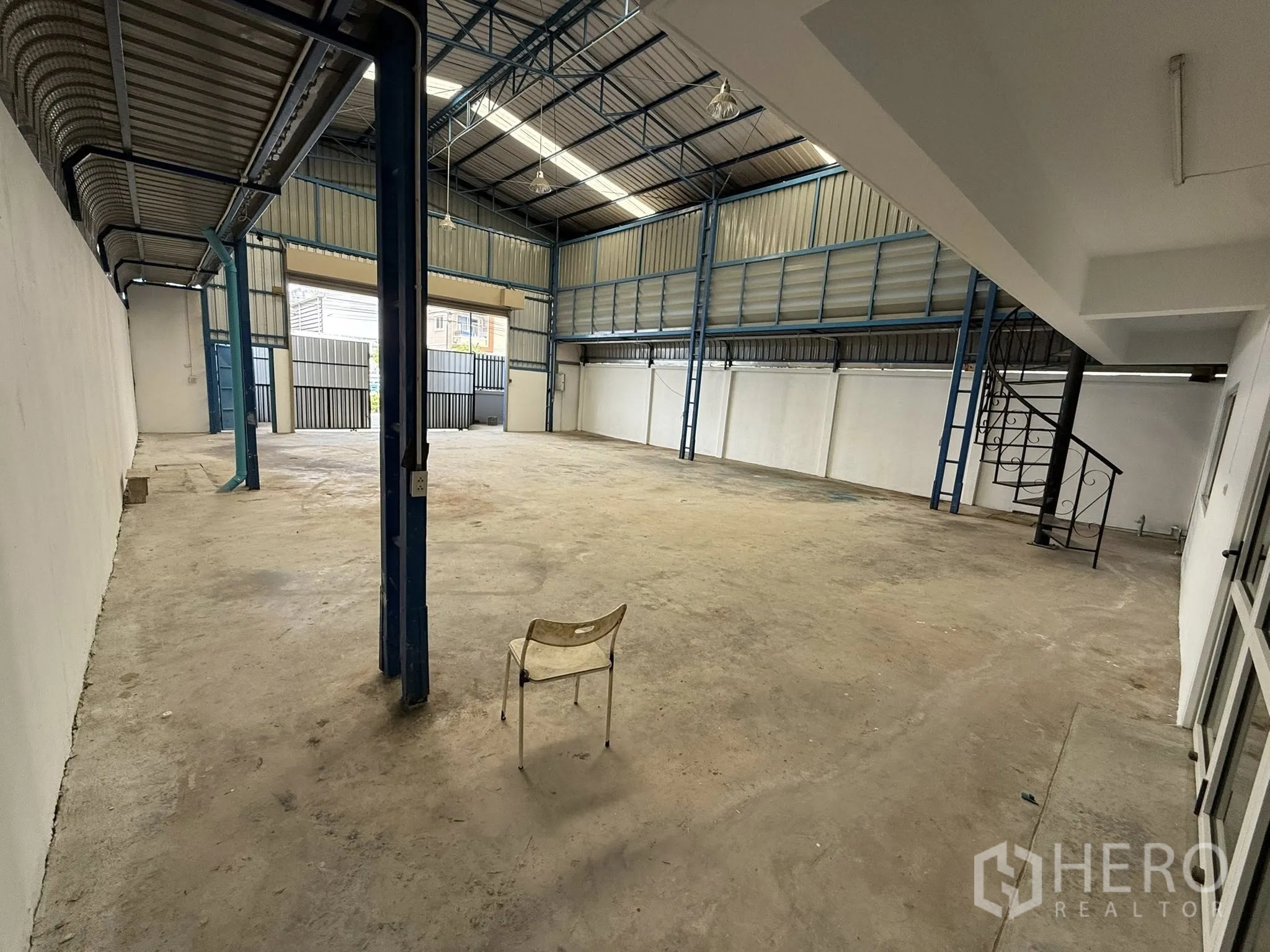 คลังสินค้า ให้เช่าหรือขายในBang Sao Thong, Samut Prakan - มุมมองจากฝั่งออฟฟิศ บันไดเวียนและประตูม้วนทางเข้า