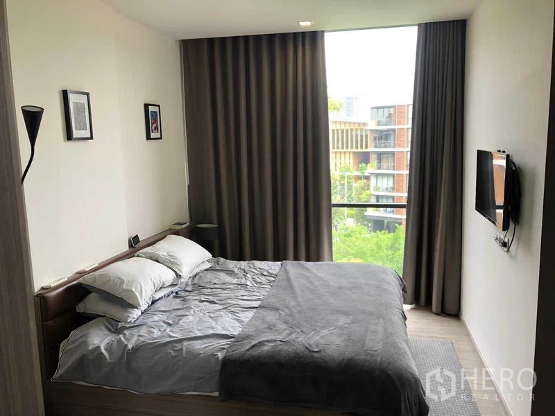 คอนโด ให้เช่าในWatthana, Bangkok - ห้องนอนหลักเตียงคิง หน้าต่างเต็มผนังหันสู่คอร์ทยาร์ด