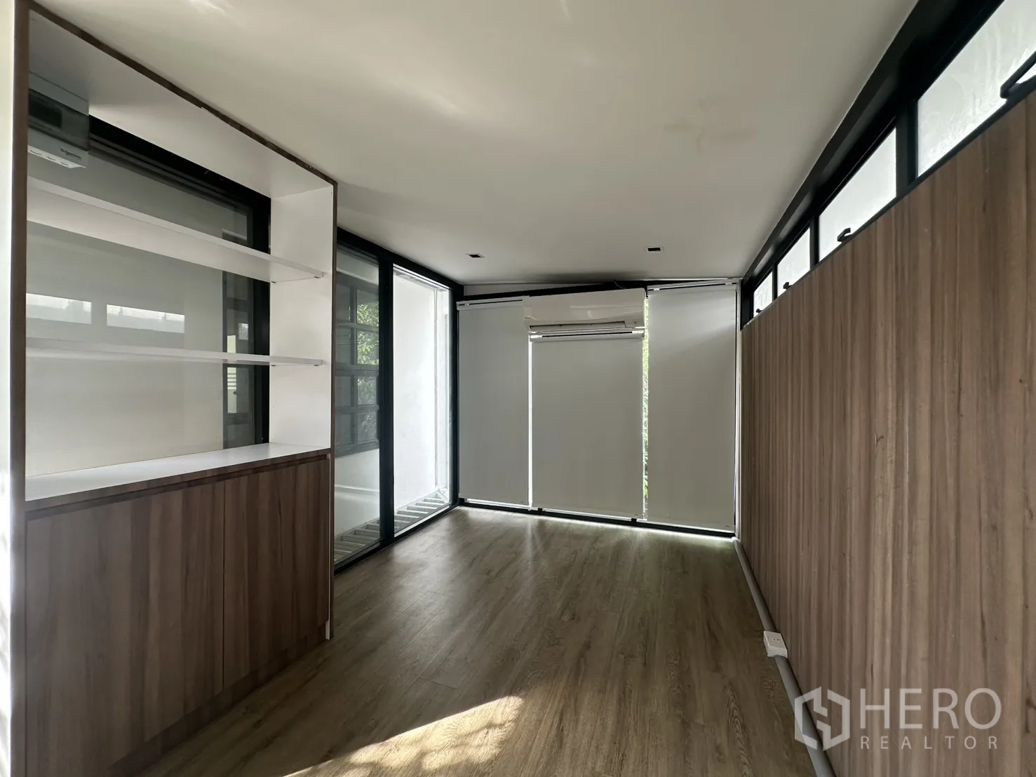 สำนักงานที่บ้าน ให้เช่าหรือขายในPhra Khanong, Bangkok - ออฟฟิศกั้นกระจก ม่านม้วน และผนังไม้