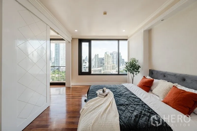 คอนโด ขาย - ห้องนอนกว้างพร้อมหน้าต่างบานใหญ่และวิวสกายไลน์กรุงเทพฯ