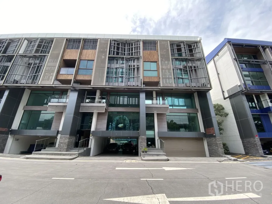 Home Office for rent or sale in Bang Phli, Samut Prakan - Street view of a modern multi‑storey home office with large glass façade in Bang Phli.