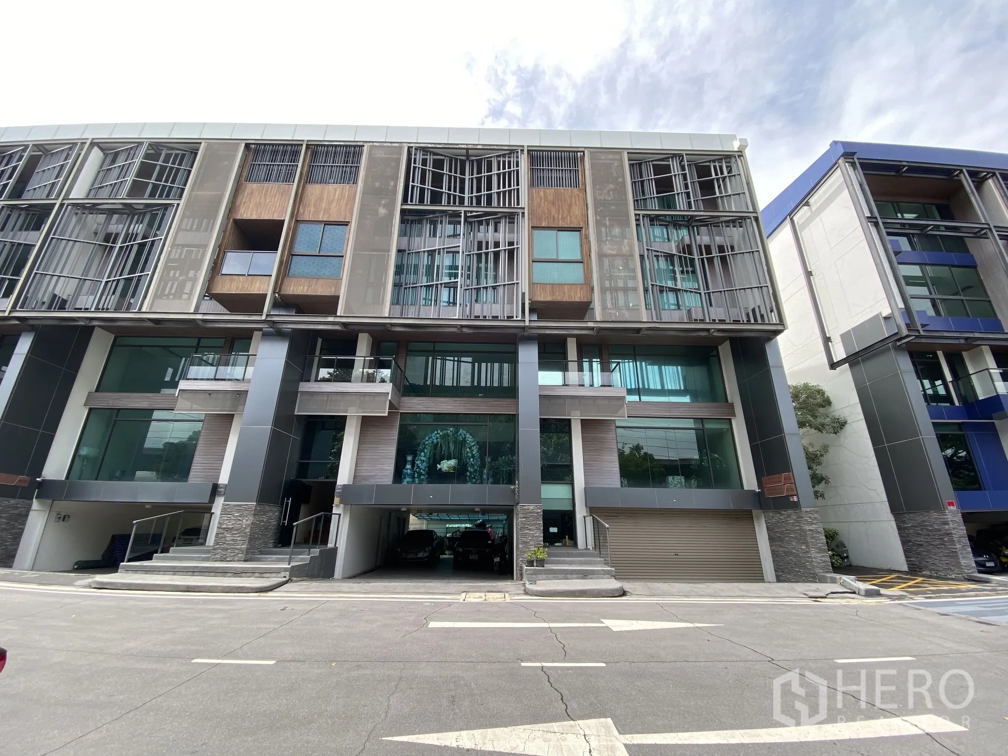 Home Office for rent or sale in Bang Phli, Samut Prakan - Street view of a modern multi‑storey home office with large glass façade in Bang Phli.