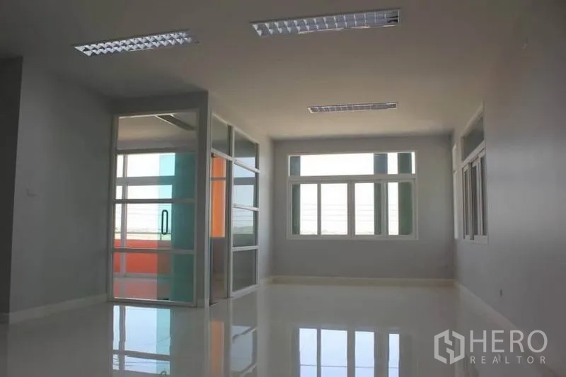 工厂 出租或出售在Lam Luk Ka, Pathum Thani - 二层办公室，带玻璃隔断和宽大窗户