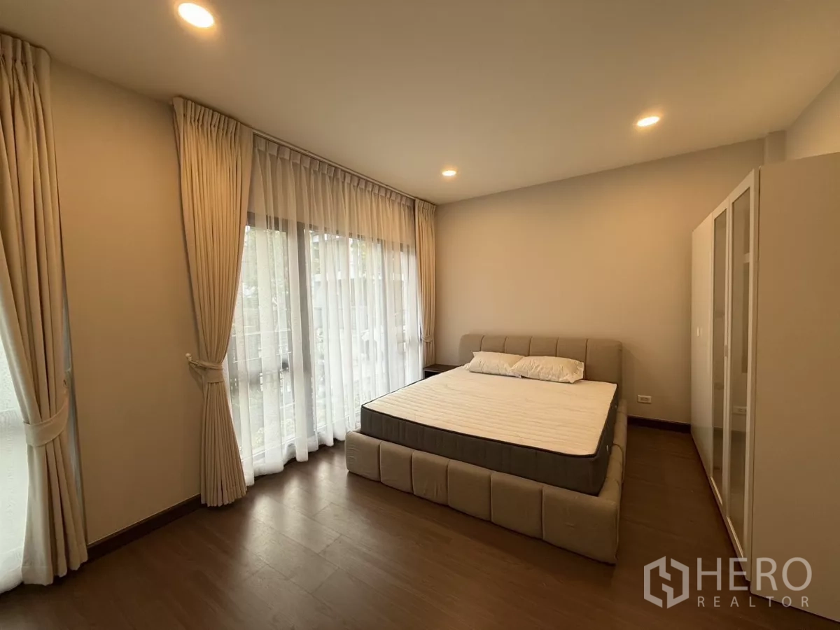 บ้าน ให้เช่าในBang Phli, Samut Prakan - ห้องนอนมุมกระจกบานใหญ่ พร้อมเตียงและตู้เสื้อผ้า