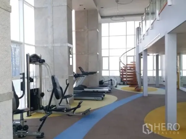 คอนโด ให้เช่าในPathum Wan, Bangkok - ห้องฟิตเนสโปร่งสว่าง มีลู่วิ่ง เครื่องเวท และบันไดเวียนในคอนโด