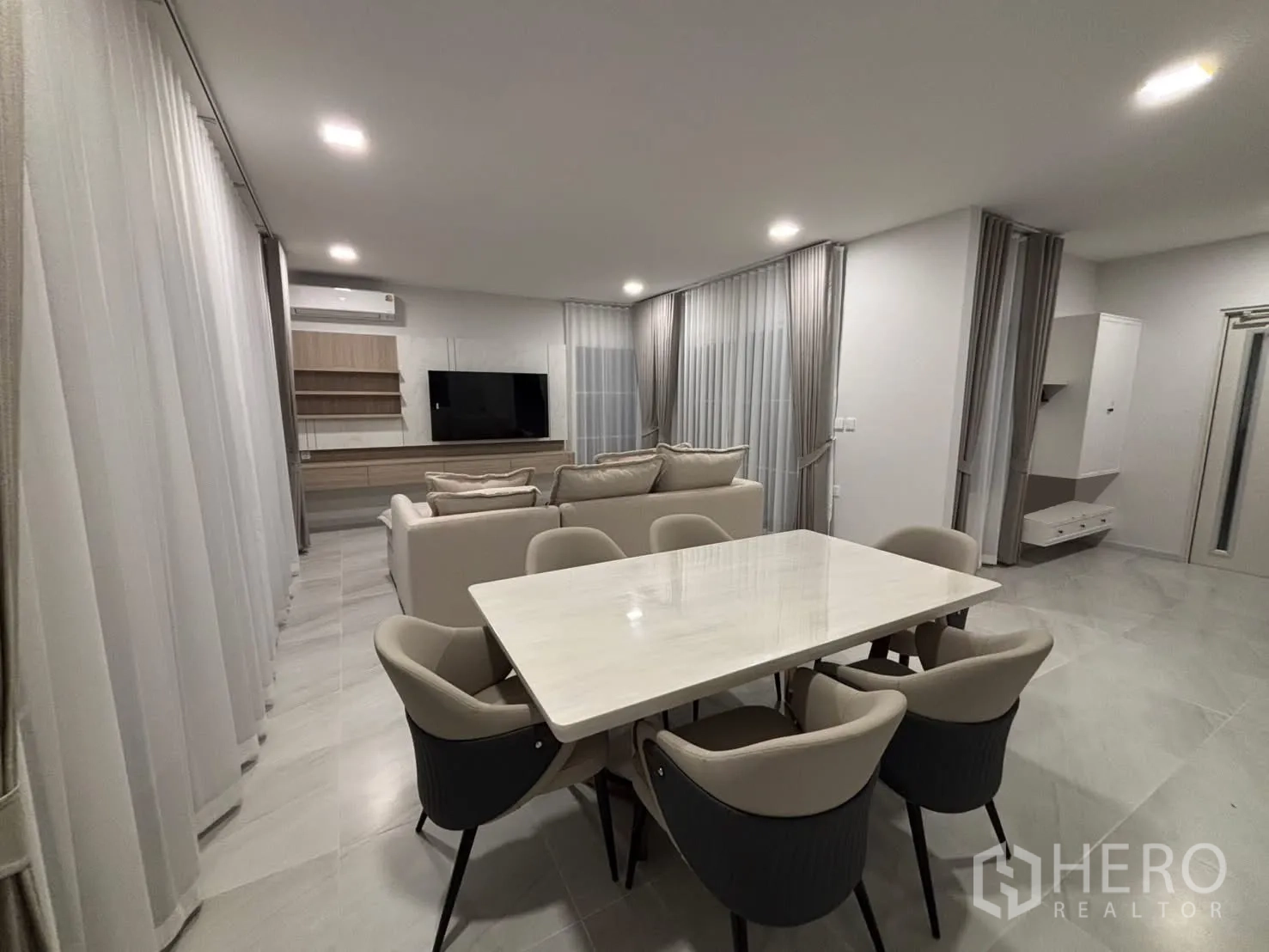 独栋房屋 for rent in Bang Phli, Samut Prakan - 餐区配大理石台面餐桌与六把软包餐椅。