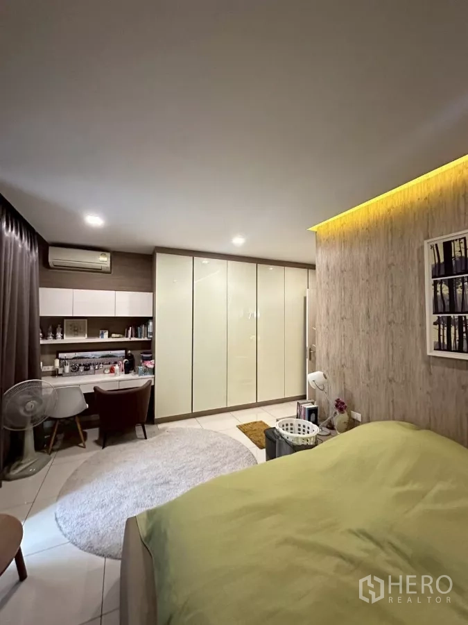 Detached House for sale in Bang Lamung, Chon Buri - Bedroom view highlighting built-in wardrobes and study corner.