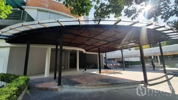 พื้นที่ขายปลีก ให้เช่าในKhlong Toei, Bangkok - มุมมองด้านหน้าพื้นที่ชั้นล่าง มีกันสาดโครงเหล็ก-ไม้และลานด้านหน้าจัดแต่งสวน