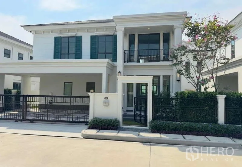 独立式住宅 出租在Bang Phli, Samut Prakan - 两层独栋别墅外观，带车棚、阳台与入户围栏。