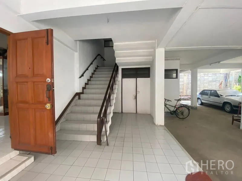 สำนักงานที่บ้าน ให้เช่าในKhlong Toei, Bangkok - โถงภายในอาคารเห็นบันไดปูกระเบื้องและพื้นที่จอดรถติดกัน