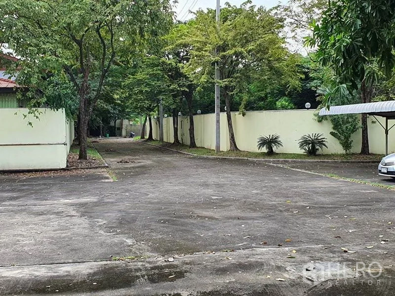 工厂 出售在Bang Khun Thian, Bangkok - 树木成荫的混凝土车道与围墙院区，配停车位