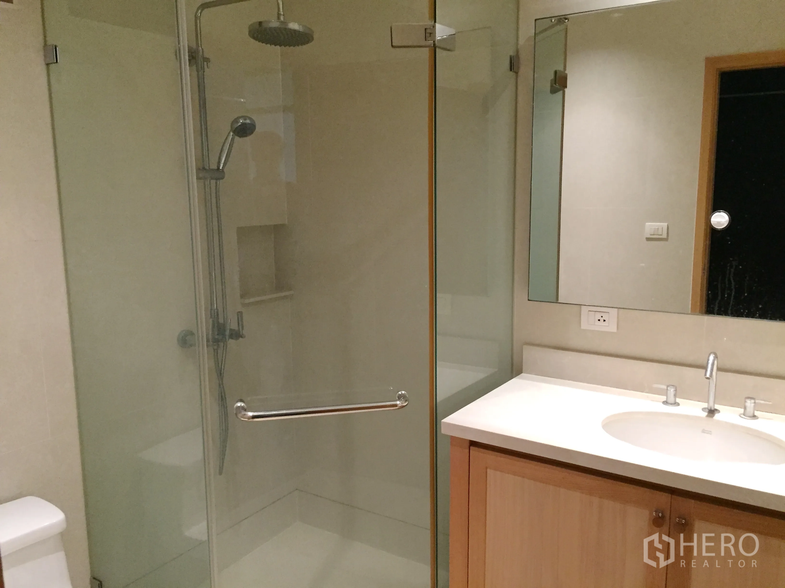 คอนโด ให้เช่าในKhlong Toei, Bangkok - ห้องน้ำสไตล์โมเดิร์น พร้อมตู้กระจกกั้นอาบน้ำและเรนชาวเวอร์