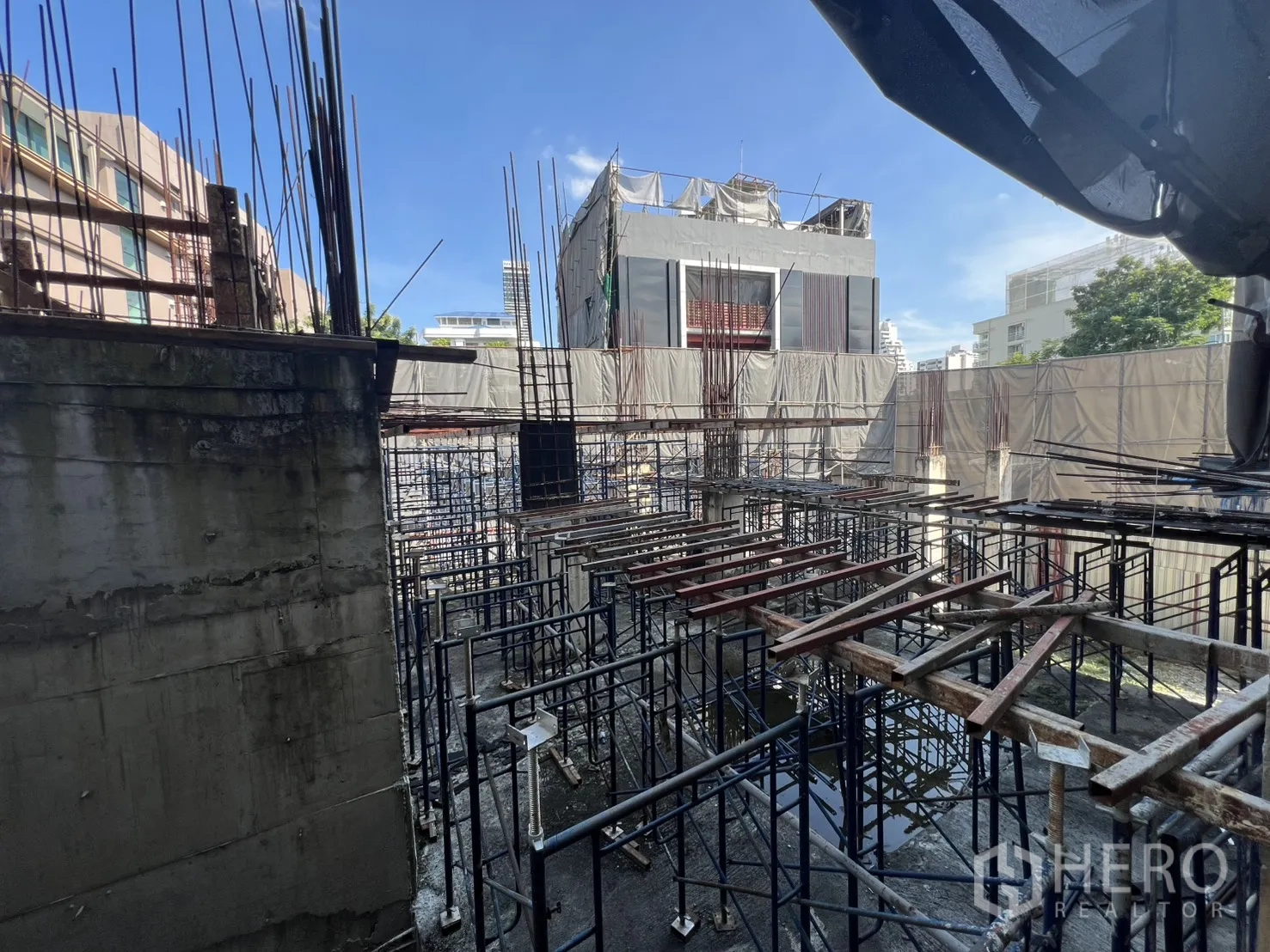 独立商业地产 出售在Watthana, Bangkok - 中央中庭密集脚手架施工场景。