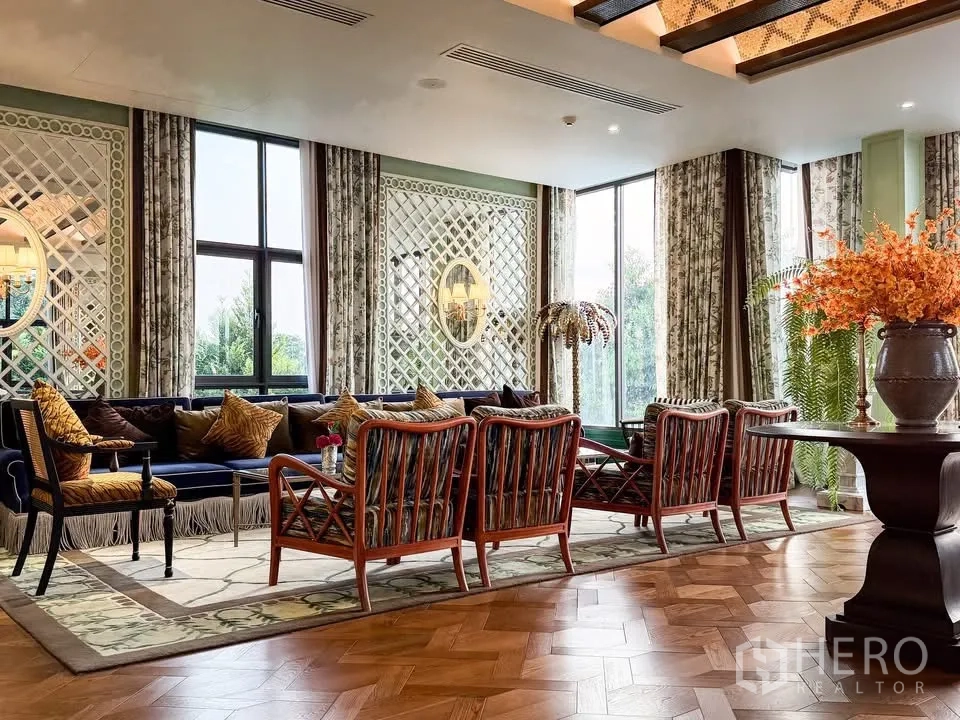 บ้านเดี่ยว for rent in Bang Khen, Bangkok - เลานจ์คลับเฮาส์สไตล์หรู พรมลายสวย เก้าไม้วางเรียง และหน้าต่างสูงโปร่ง.