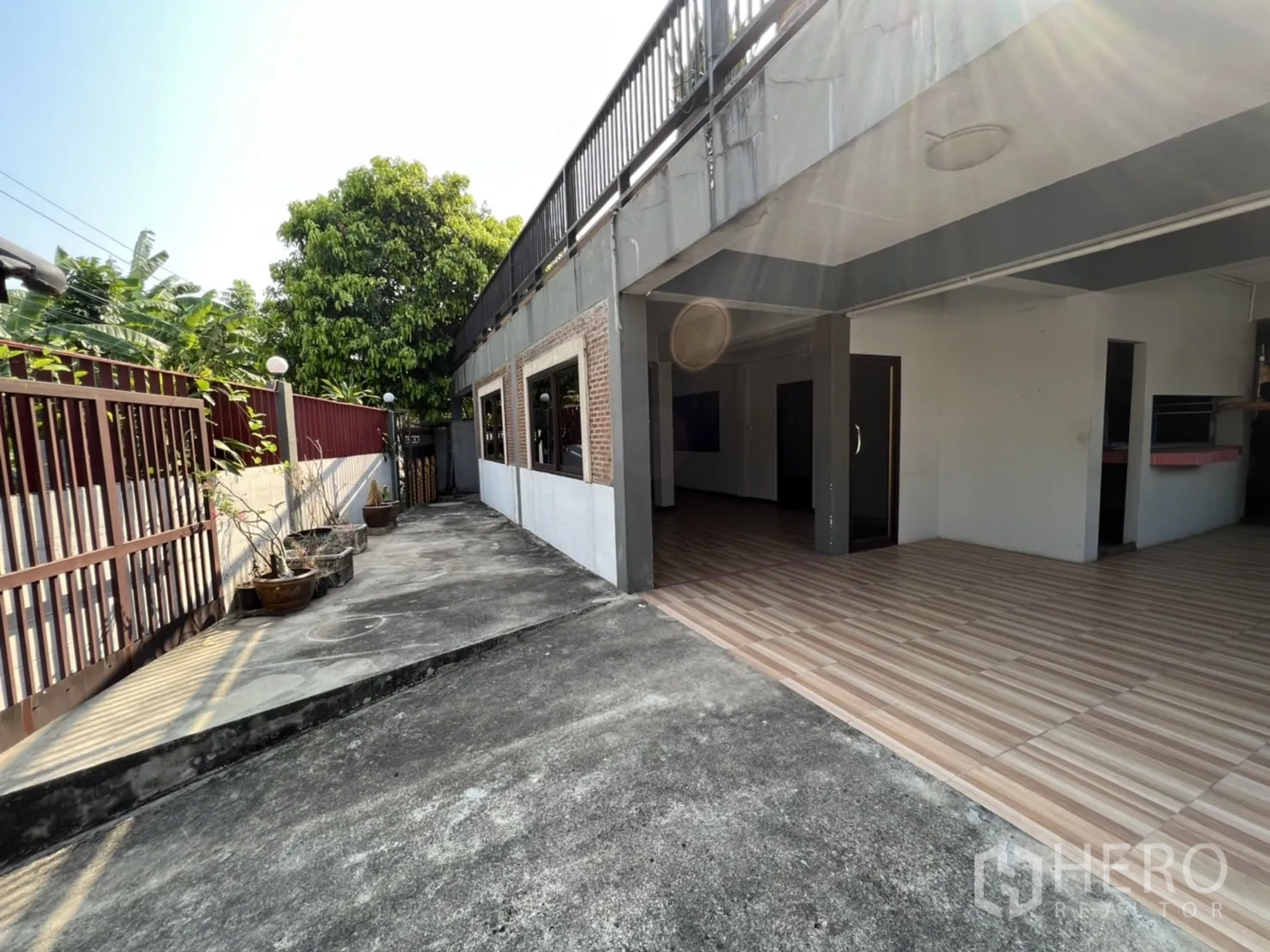 Home Office for rent in Watthana, Bangkok - Side driveway and semi-open hall with wide entrance to the building.
