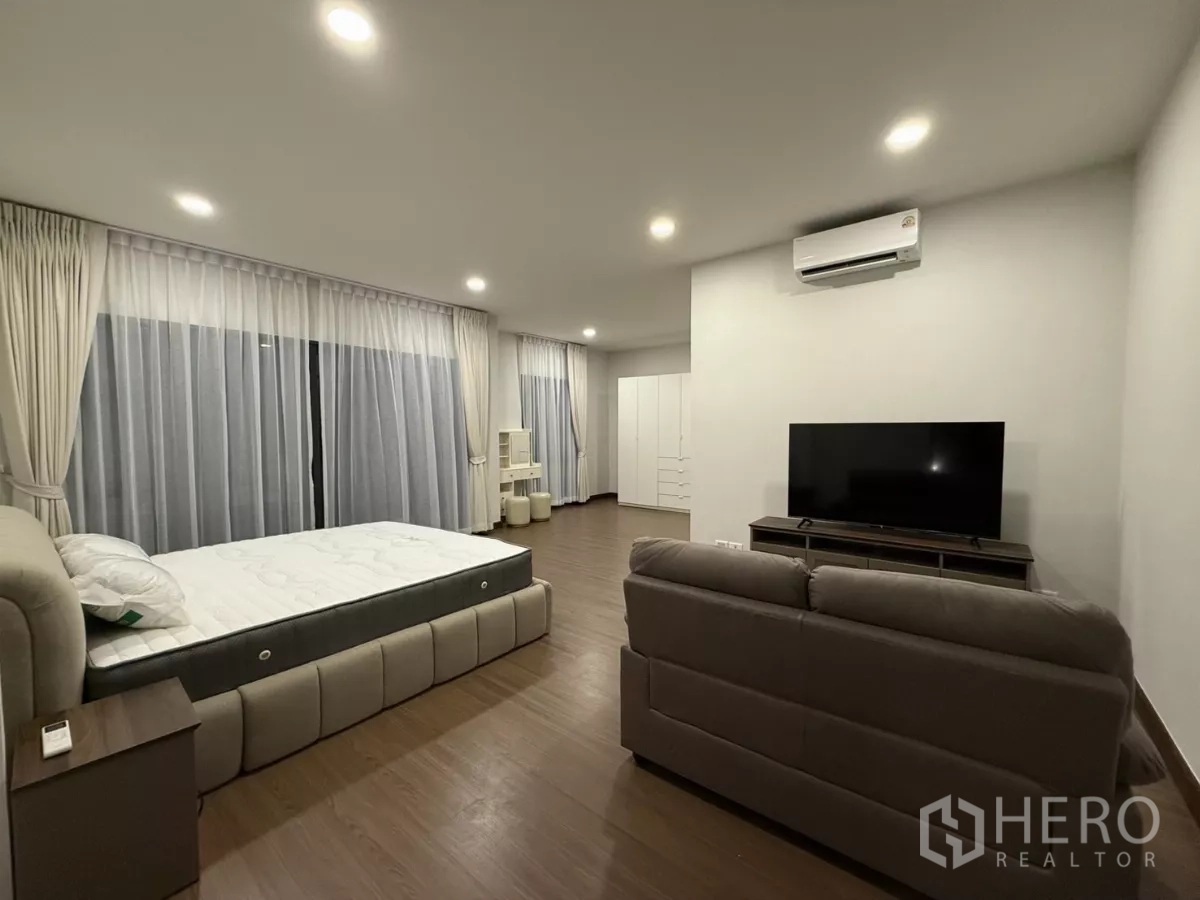 บ้าน ให้เช่าในBang Phli, Samut Prakan - มุมมาสเตอร์เบดรูมพร้อมทีวี แอร์ และผ้าม่านเต็มความสูง