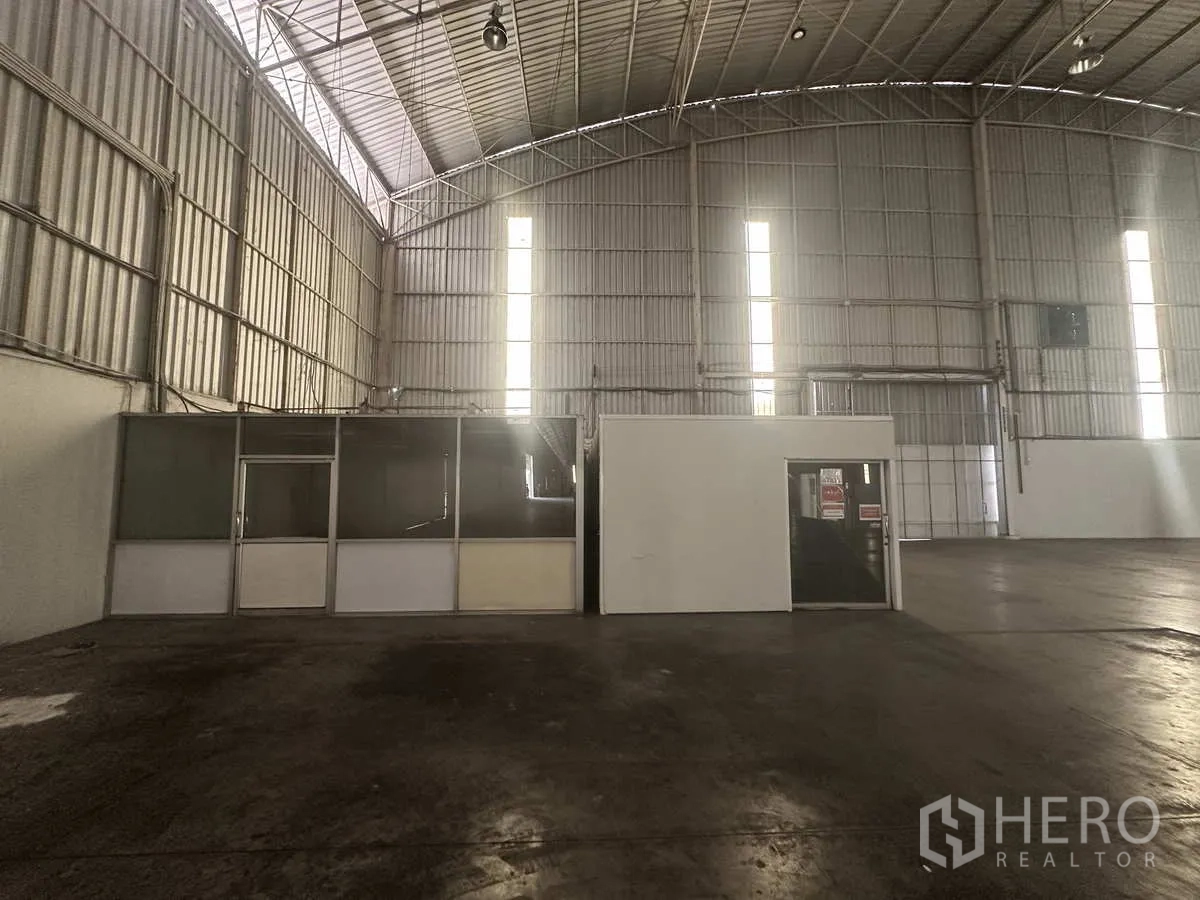 货栈 出租在Bang Pa-in, Phra Nakhon Si Ayutthaya - 仓库内部独立办公室及卷闸门出入口。