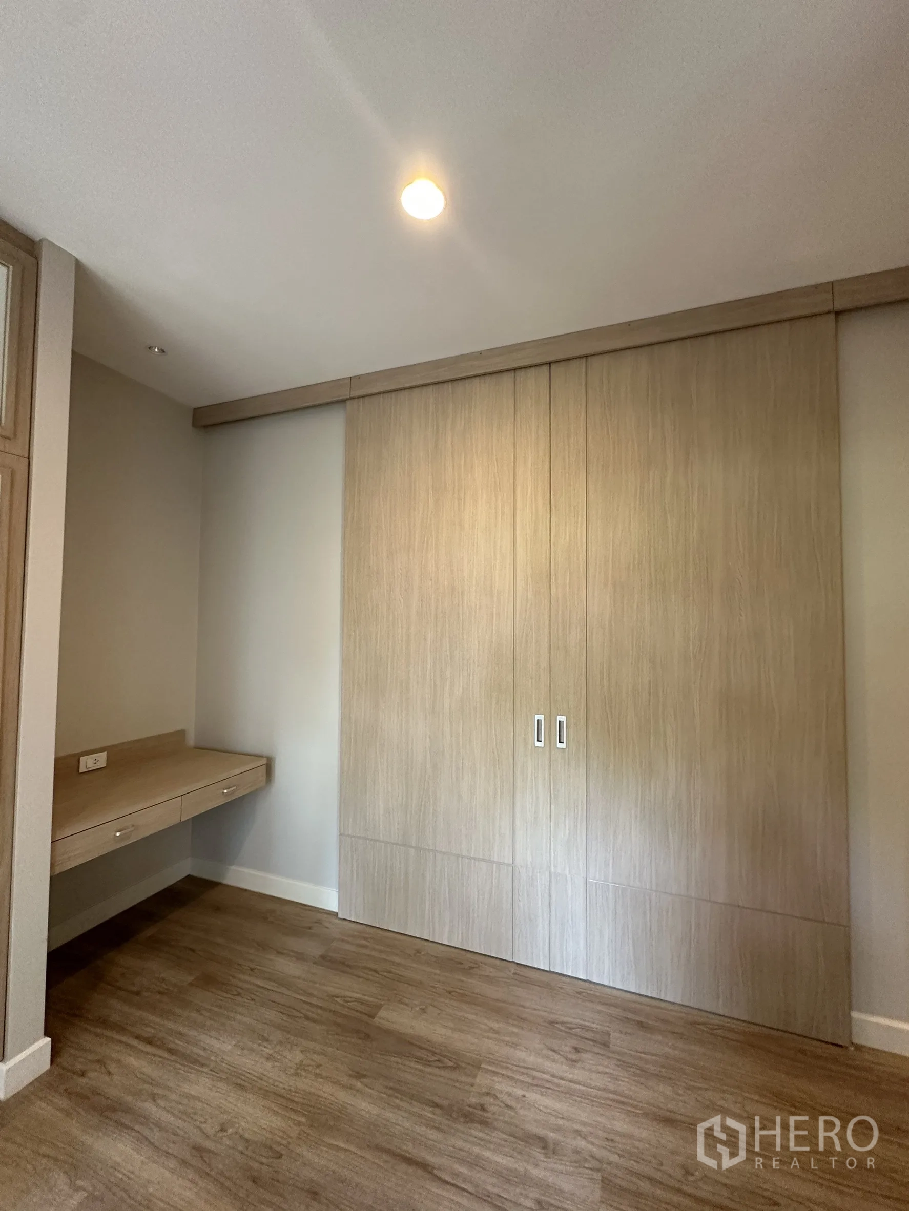 บ้าน ขายในLam Luk Ka, Pathum Thani - ห้องนอน/ห้องทำงานขนาดกะทัดรัด มีโต๊ะบิวท์อินและตู้บานเลื่อน