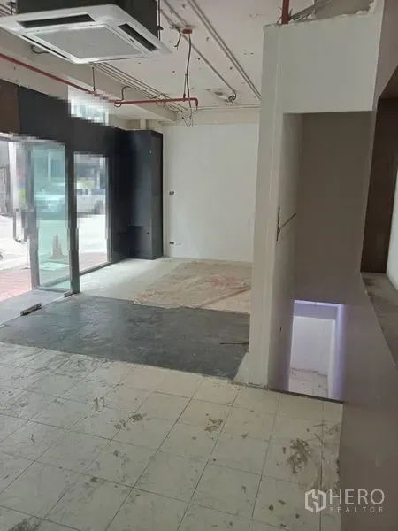 พื้นที่ขายปลีก ให้เช่าในWatthana, Bangkok - พื้นที่ร้านค้าแบบเปิดโล่ง ติดประตูกระจกริมถนน พร้อมงานระบบบนเพดาน