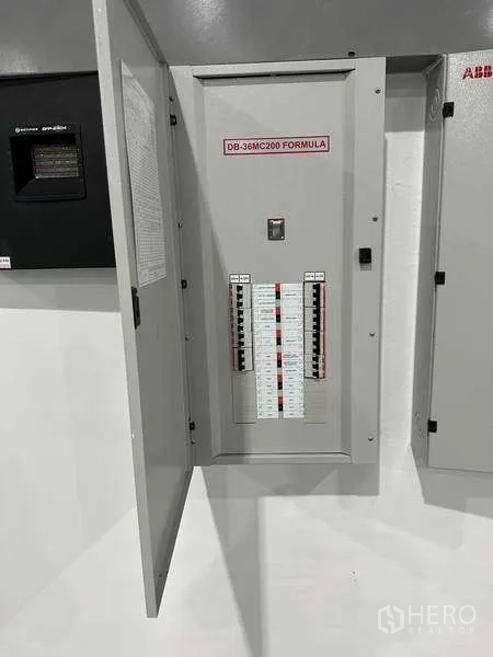 โรงงาน ให้เช่าในBang Sao Thong, Samut Prakan - ตู้ไฟฟ้าเมนแบบสามเฟสติดตั้งภายในโรงงาน