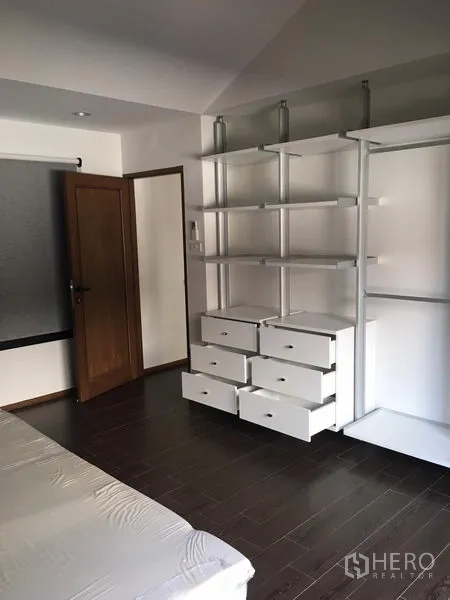 ทาวน์เฮาส์ ให้เช่าในKhlong Toei, Bangkok - ห้องนอนพร้อมตู้เสื้อผ้าแบบเปิดสีขาวและลิ้นชักเก็บของ