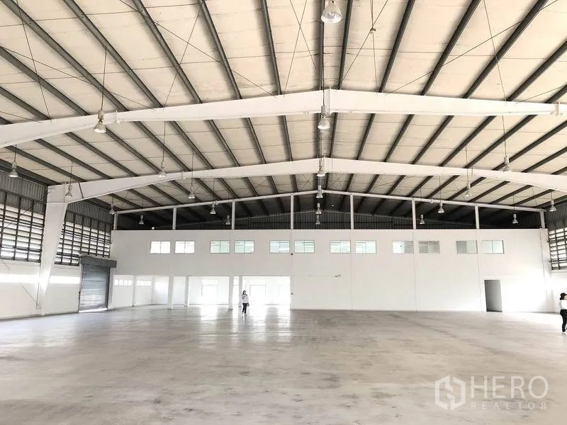 工厂 出租在Bang Pa-in, Phra Nakhon Si Ayutthaya - 开阔厂区地面，面向内部办公室与装卸位