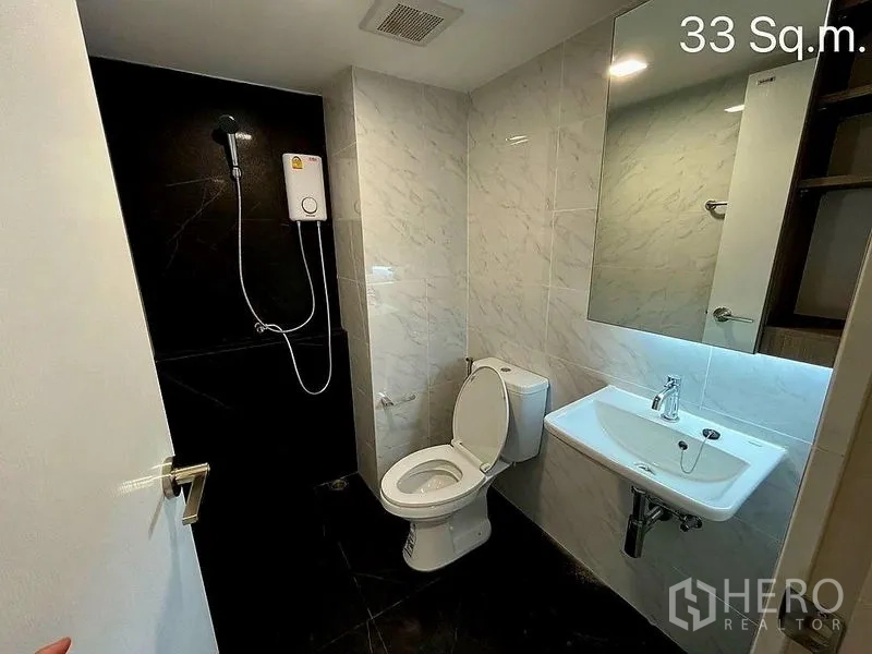 零售空间 出售在Khlong Toei, Bangkok - 浴室内设黑色瓷砖淋浴区、坐便与洗手台。