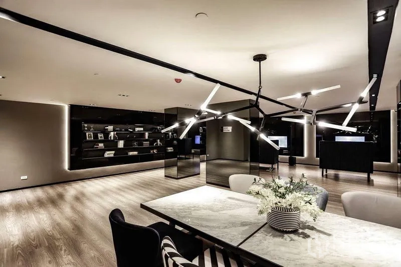 公寓 出租或出售在Phra Khanong, Bangkok - 住户会所风格现代，设计感灯具与大理石桌。