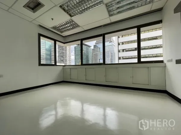 办公空间 出租在Bang Rak, Bangkok - 转角会议室，环幕窗景与城市视野