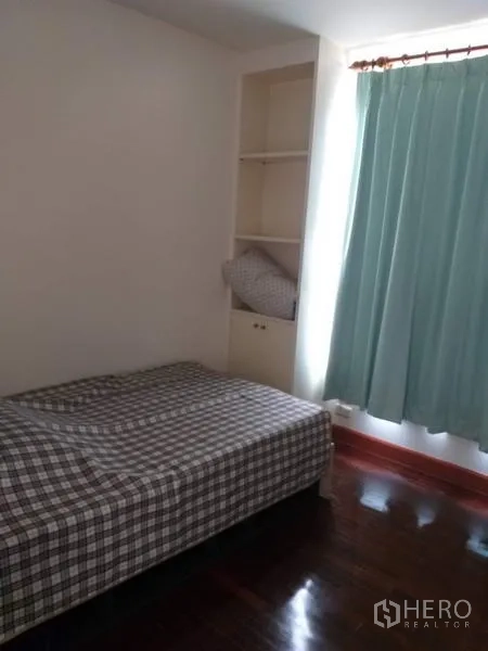 คอนโด ให้เช่าในBang Kho Laem, Bangkok - ห้องนอนเล็ก เตียงเดี่ยว ตู้บิลท์อิน และหน้าต่างพร้อมผ้าม่านสีเขียว