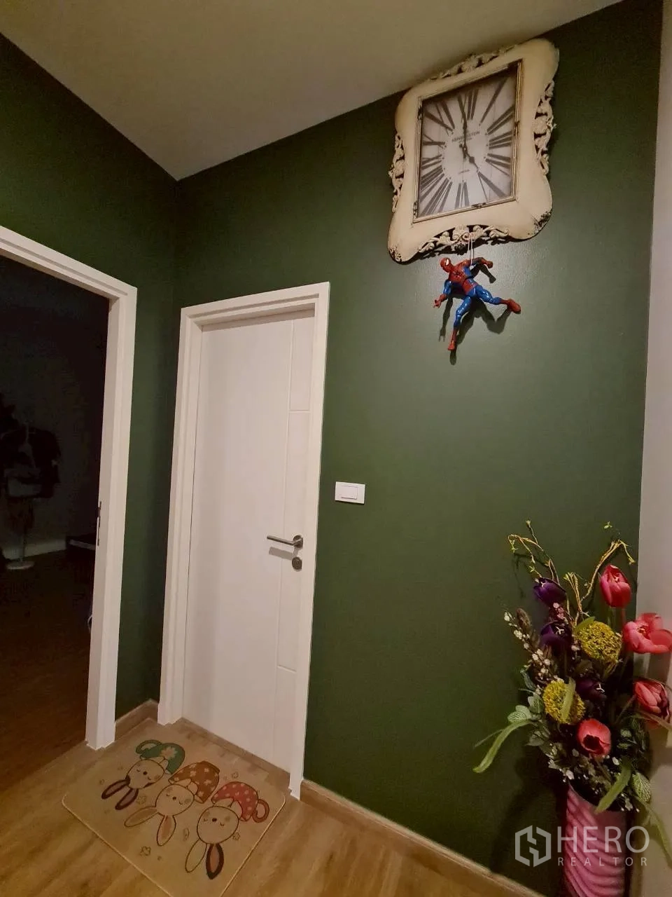 บ้าน ให้เช่าหรือขายในLam Luk Ka, Pathum Thani - มุมโถงผนังสีเขียว ประตูสีขาว และนาฬิกาตกแต่ง