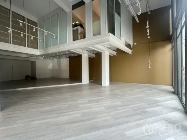 零售空间 出租在Khlong Toei, Bangkok - 开放式展厅，带玻璃夹层与轨道射灯。