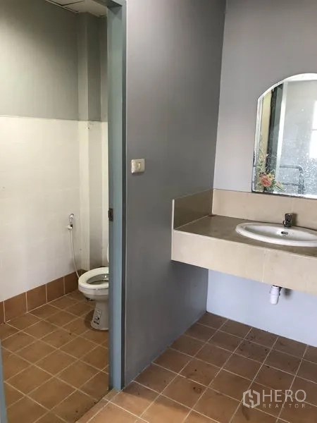 Factory for rent in Lat Lum Kaeo, Pathum Thani - Factory restroom with toilet and sink counter