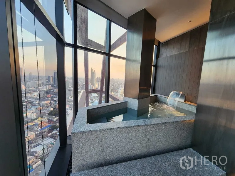 公寓 出租 - 室内温泉池，带瀑布出水口与大幅城市视野。