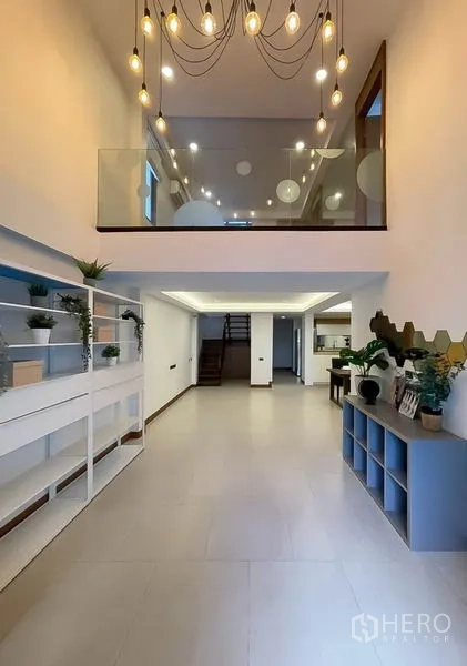 ทาวน์เฮาส์ ให้เช่าในKhlong Toei, Bangkok - โถงทางเข้าหลังคาสูงพร้อมโคมไฟระย้าและชั้นลอยกระจก