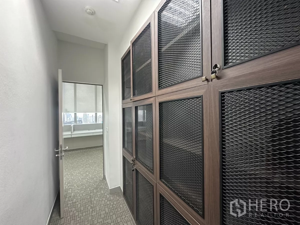办公空间 出租在Watthana, Bangkok - 带金属网格储物柜的安全储物区，紧邻办公区。